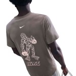 M NK TEE IYKYK FITNESS HO25 CAVE STONE