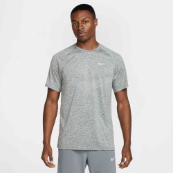 M NK DFADV STRIDE SS TOP SMOKE GREY
