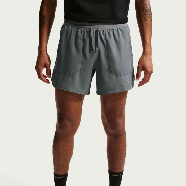 M NK DF STRIDE 5IN BF SHORT SMOKE GREY