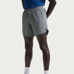 M NK DF STRIDE 7IN BF SHORT SMOKE GREY
