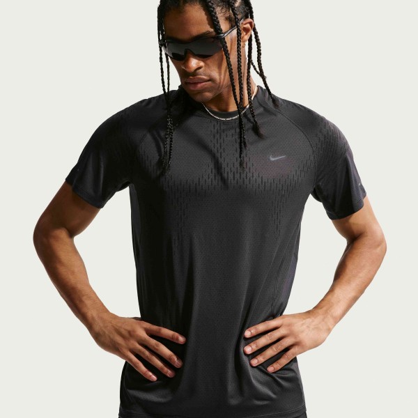 M NK DFADV STRIDE NVLTY SS TOP OFF NOIR-BLACK/REFBLK